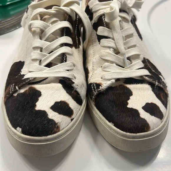 Frye Ivy Low Lace Up Sneaker in Cow Print Sneakers in size 9