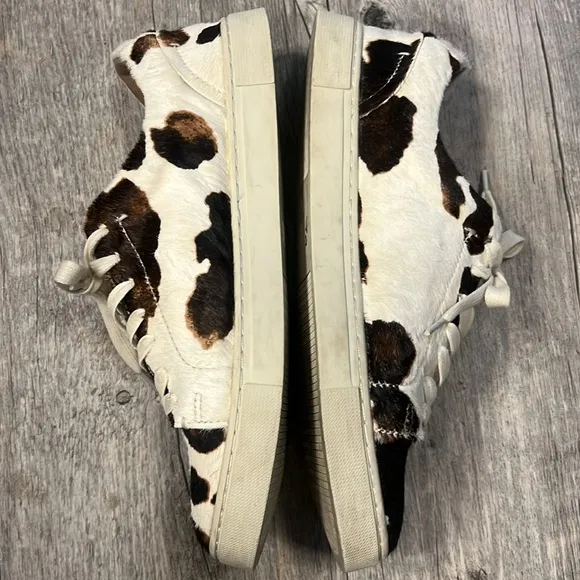 Frye Ivy Low Lace Up Sneaker in Cow Print Sneakers in size 9