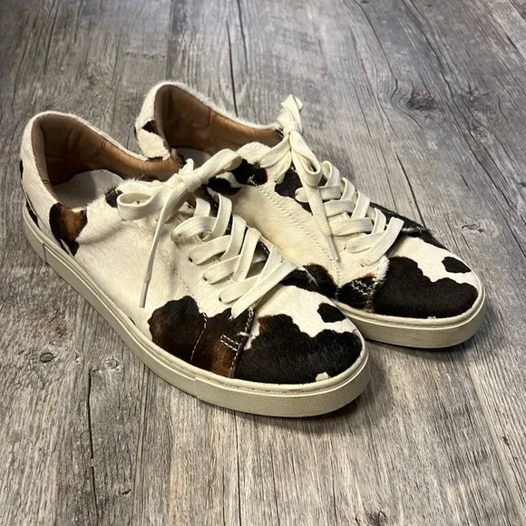 Frye Ivy Low Lace Up Sneaker in Cow Print Sneakers in size 9