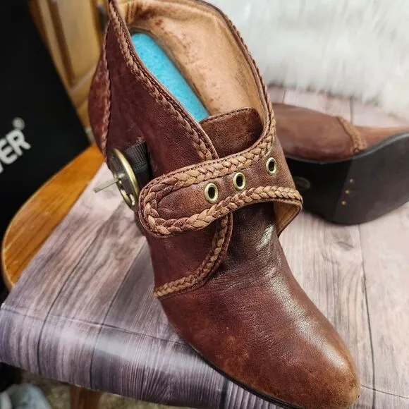 Frye Vickie Bootie Braided Buckle Brown Leather Heeled Ankle Boots Sz 9