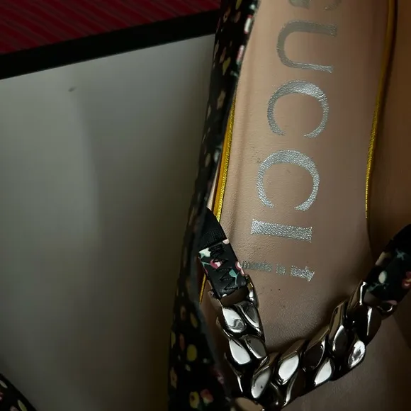 Gucci Black Flats with Elegant Pointed Toe and Intricate Pattern