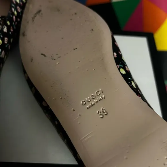 Gucci Black Flats with Elegant Pointed Toe and Intricate Pattern