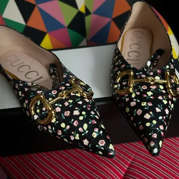 Gucci Black Flats with Elegant Pointed Toe and Intricate Pattern