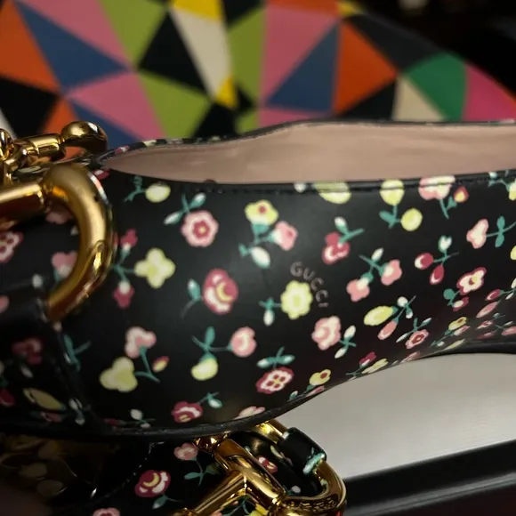 Gucci Black Flats with Elegant Pointed Toe and Intricate Pattern