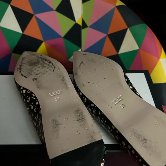 Gucci Black Flats with Elegant Pointed Toe and Intricate Pattern