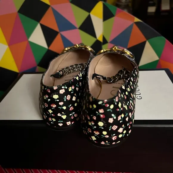 Gucci Black Flats with Elegant Pointed Toe and Intricate Pattern