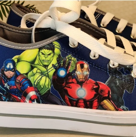 Heelys Marvel Avengers Graphics Blue Wheeled Skate Shoes Boys Size 5