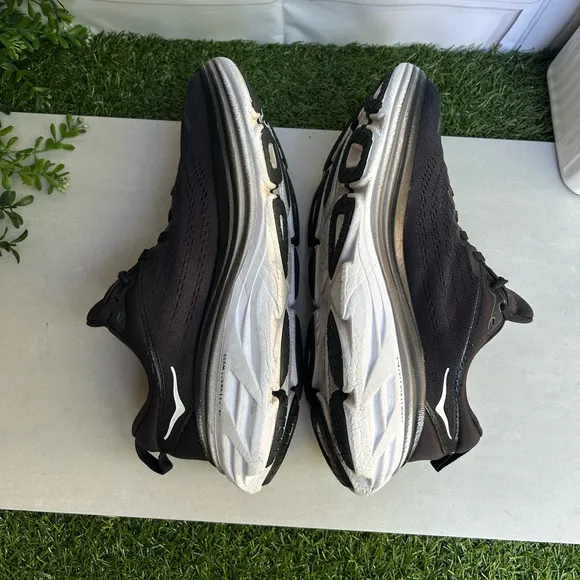 HOKA BONDI  8 Running black/white Shoe women size 7 preowned