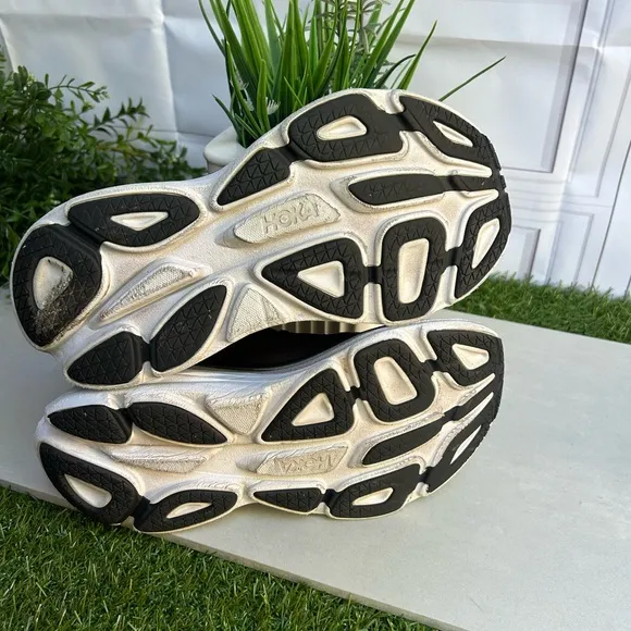 HOKA BONDI  8 Running black/white Shoe women size 7 preowned