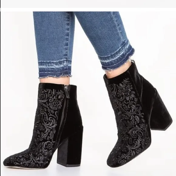 JESSICA SIMPSON size 8.5 paisley velvet zippered ankle boots.