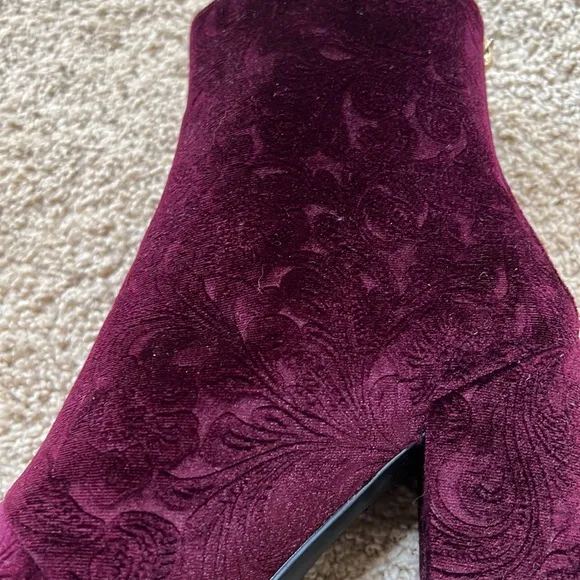 JESSICA SIMPSON size 8.5 paisley velvet zippered ankle boots.