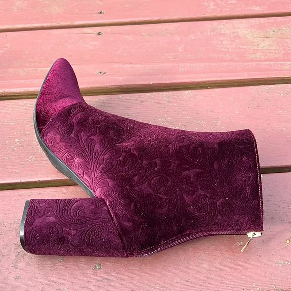 JESSICA SIMPSON size 8.5 paisley velvet zippered ankle boots.