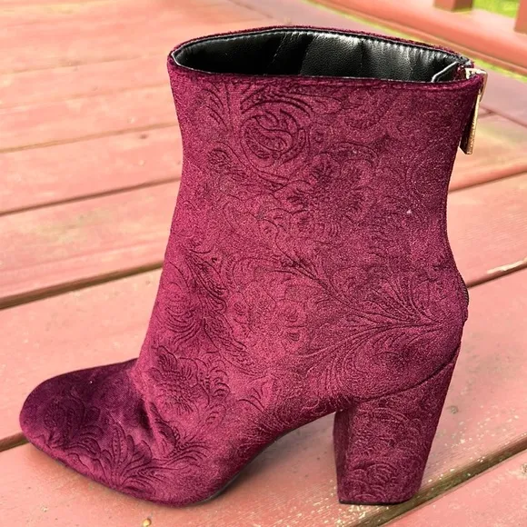 JESSICA SIMPSON size 8.5 paisley velvet zippered ankle boots.