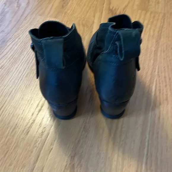 John Fluevog East End Porter Buckled Ankle boots Size 5.5 peacock