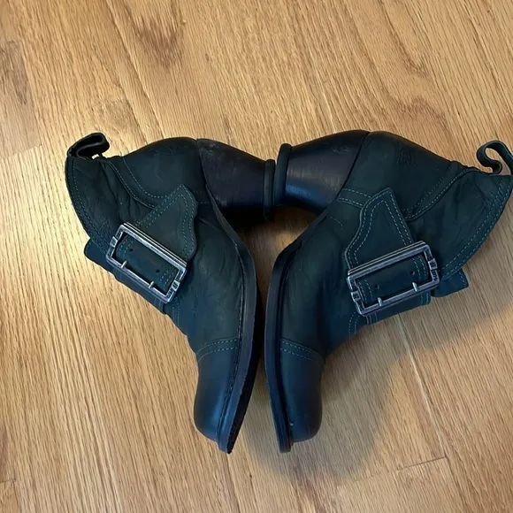 John Fluevog East End Porter Buckled Ankle boots Size 5.5 peacock