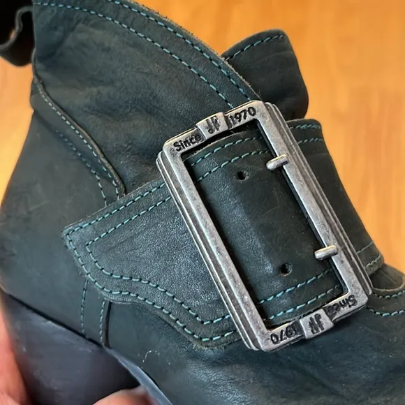 John Fluevog East End Porter Buckled Ankle boots Size 5.5 peacock