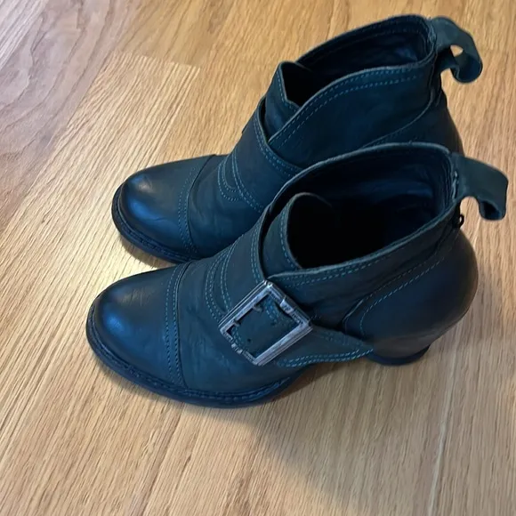 John Fluevog East End Porter Buckled Ankle boots Size 5.5 peacock