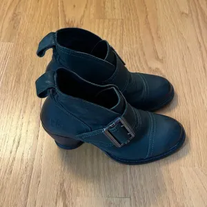 John Fluevog East End Porter Buckled Ankle boots Size 5.5 peacock