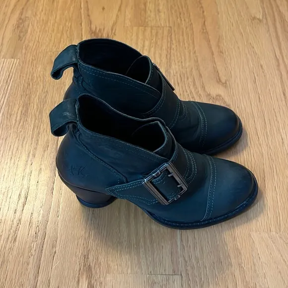 John Fluevog East End Porter Buckled Ankle boots Size 5.5 peacock
