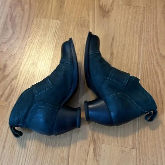 John Fluevog East End Porter Buckled Ankle boots Size 5.5 peacock
