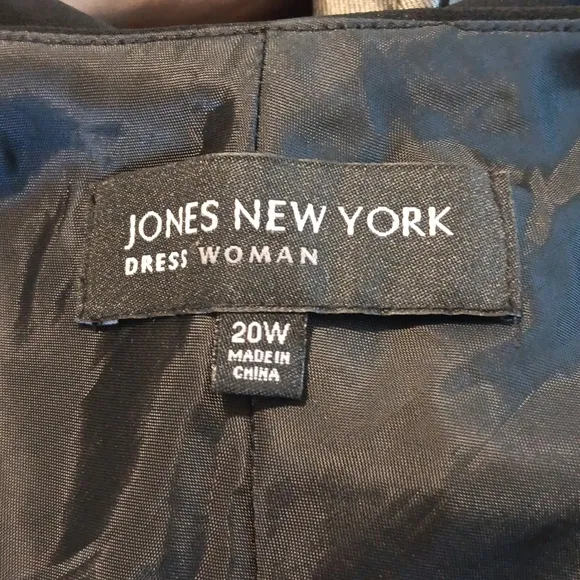 Jones New York Black Evening Dress. Quiet Luxury. Cocktail. Date Night.