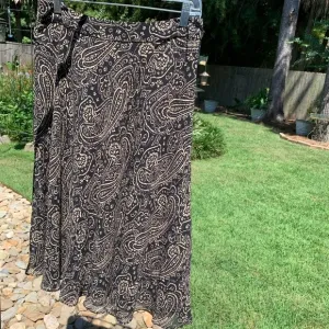 JONES NEW YORK Collection paisley print column midi skirt neutral minimalist