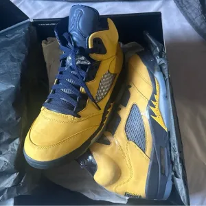 Jordan Yellow and Black Athletic Shoes Retro Style