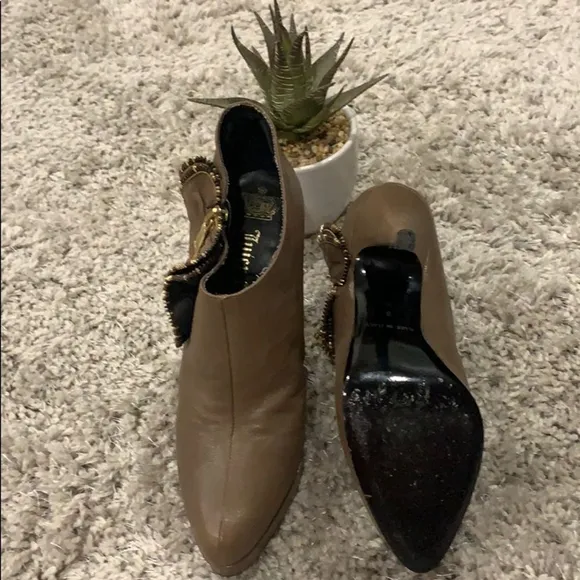 JUICY Couture leather ankle boots