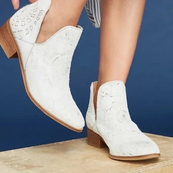 Kaanas [Anthropologie] Tijuana Calf Hair Cut-Out Western Booties, Off-White, EUC