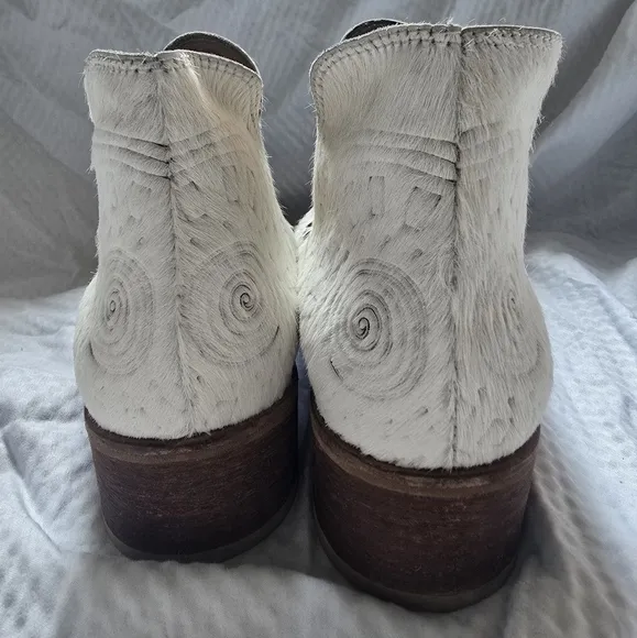 Kaanas [Anthropologie] Tijuana Calf Hair Cut-Out Western Booties, Off-White, EUC