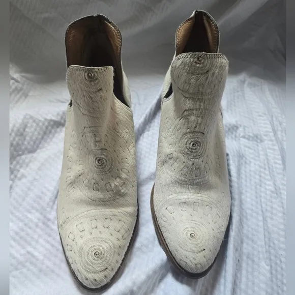 Kaanas [Anthropologie] Tijuana Calf Hair Cut-Out Western Booties, Off-White, EUC