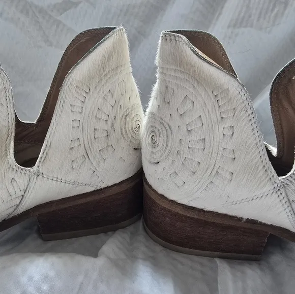 Kaanas [Anthropologie] Tijuana Calf Hair Cut-Out Western Booties, Off-White, EUC