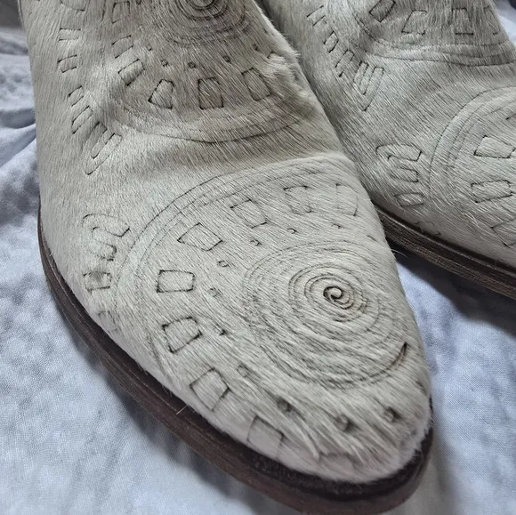 Kaanas [Anthropologie] Tijuana Calf Hair Cut-Out Western Booties, Off-White, EUC