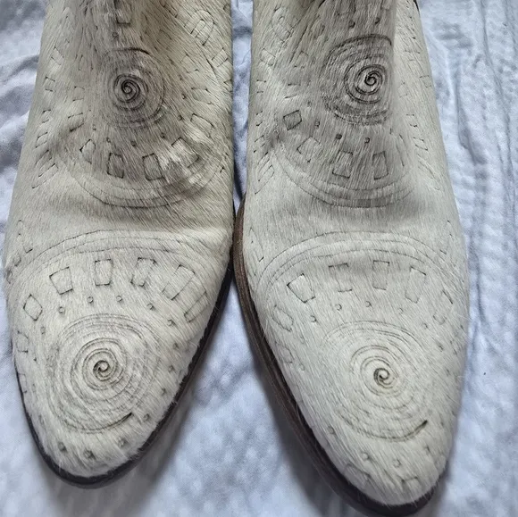 Kaanas [Anthropologie] Tijuana Calf Hair Cut-Out Western Booties, Off-White, EUC