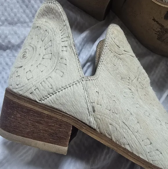 Kaanas [Anthropologie] Tijuana Calf Hair Cut-Out Western Booties, Off-White, EUC