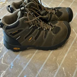 Keen Charcoal Hiking Boots with Waterproof Design and Reinforced Toe Cap