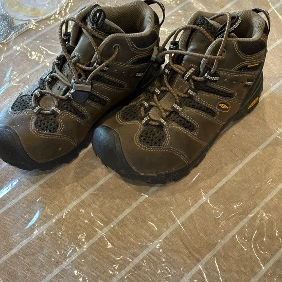 Keen Charcoal Hiking Boots with Waterproof Design and Reinforced Toe Cap