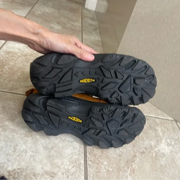 Keen Pyrenees Waterproof Trail Hiking Boots Wore 1x Men’s USA 8 Damaged Bracket!