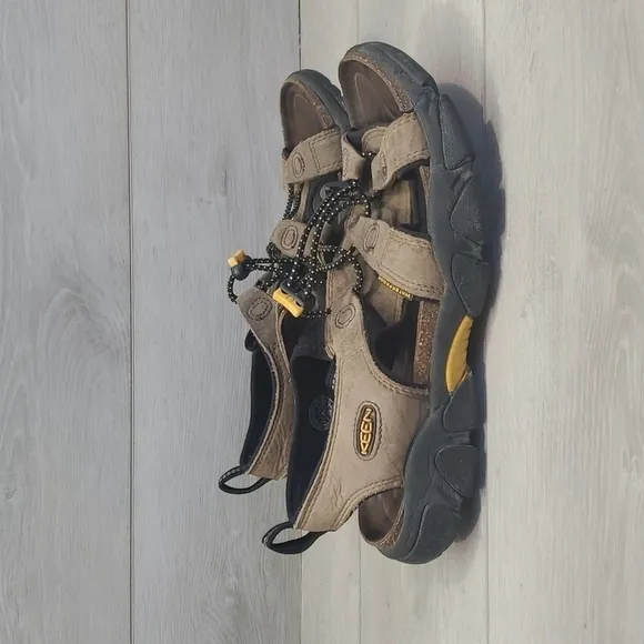 Keen Womens Outdoor Hiking Sandals Shoes sz 9