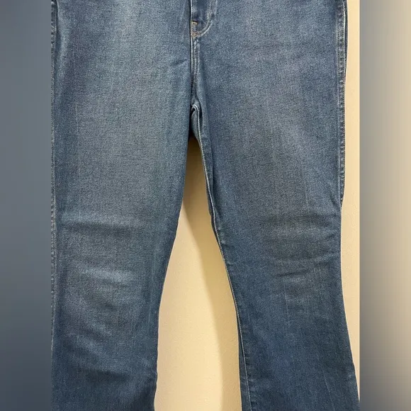 Khaite The Benny Crop Flare Jeans in Mid-Wash Blue - 29‎