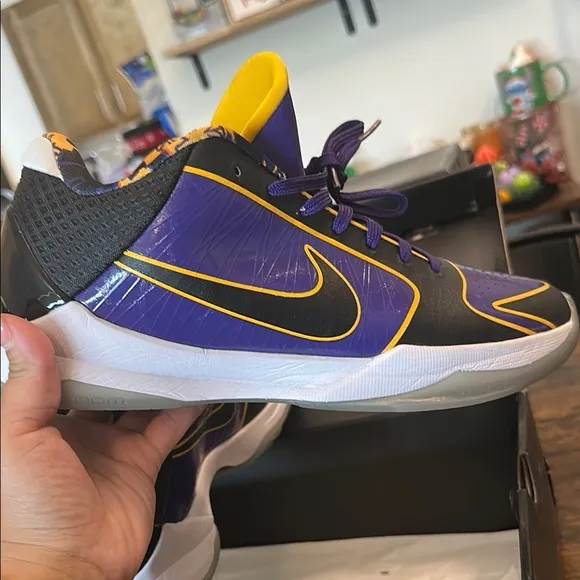 Kobe V Potro Men’s Sneakers