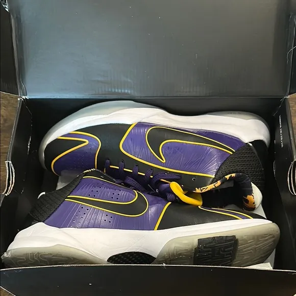 Kobe V Potro Men’s Sneakers