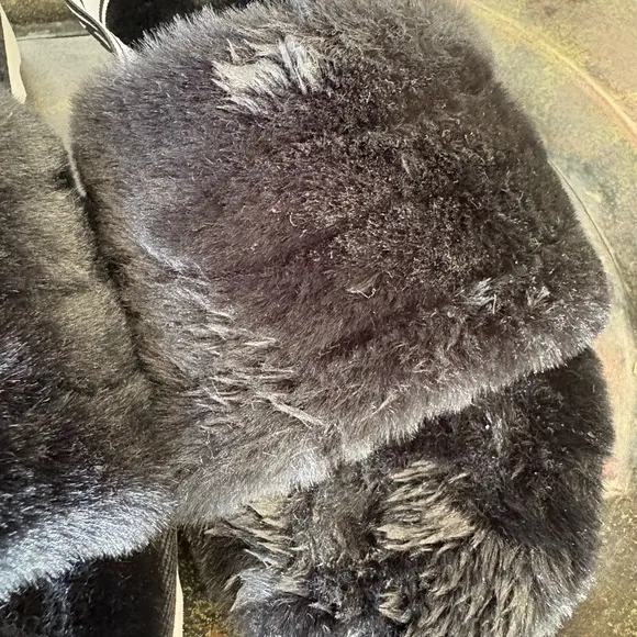 Koolaburra Black Fuzzy Slippers Size 3