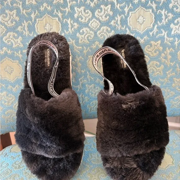 Koolaburra Black Fuzzy Slippers Size 3