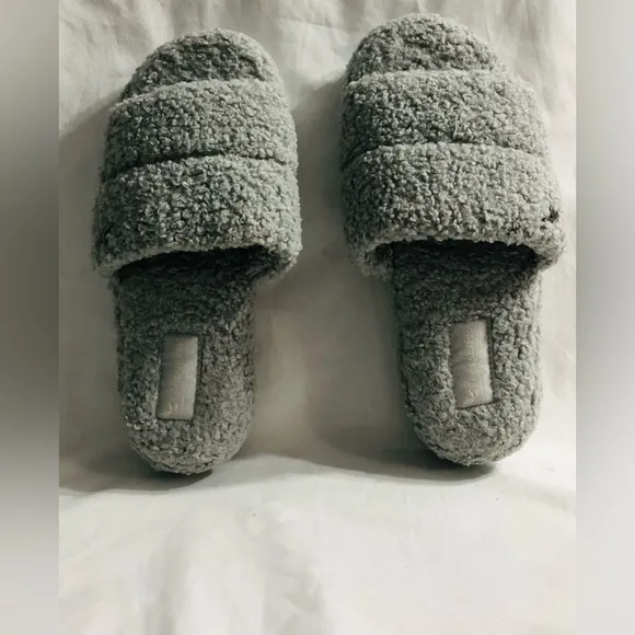 koolaburra by Ugg women’s Slides Fussy Slippers high cushion platform gray. 7