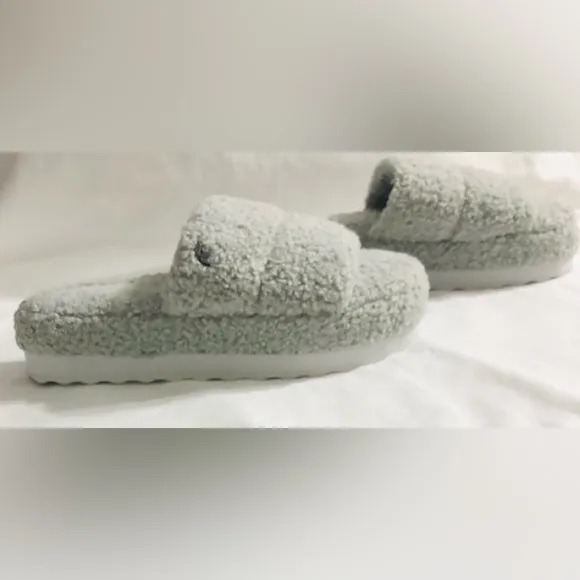 koolaburra by Ugg women’s Slides Fussy Slippers high cushion platform gray. 7
