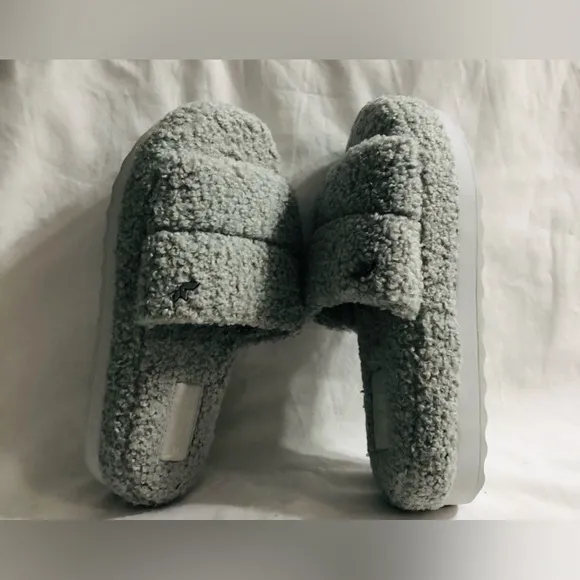 koolaburra by Ugg women’s Slides Fussy Slippers high cushion platform gray. 7