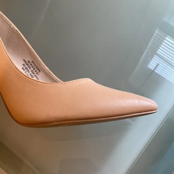 Like NEW French Connection Minimalist Office Pointed Toe Office Pumps Size 8.5