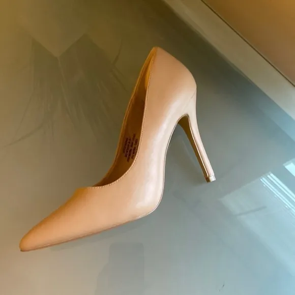 Like NEW French Connection Minimalist Office Pointed Toe Office Pumps Size 8.5