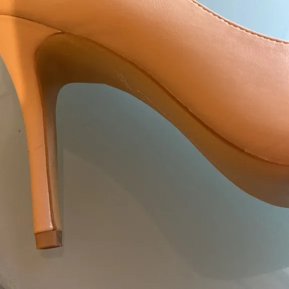 Like NEW French Connection Minimalist Office Pointed Toe Office Pumps Size 8.5